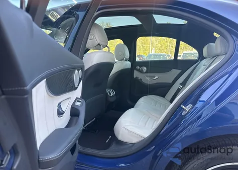 2017 Mercedes-Benz C 300 4Matic z USA, uszkodzony, nr VIN 55SWF4KB2HU206186